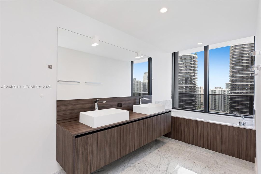 For Sale: $1,599,000 (2 beds, 2 baths, 1334 Square Feet)