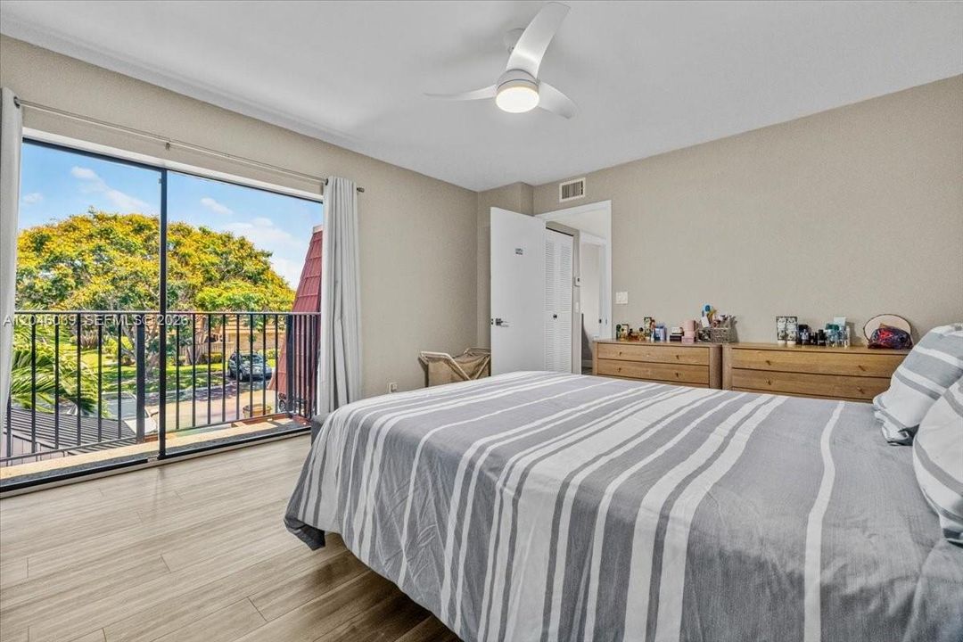 For Sale: $389,000 (2 beds, 2 baths, 1236 Square Feet)