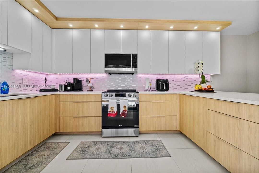 For Sale: $389,000 (2 beds, 2 baths, 1236 Square Feet)