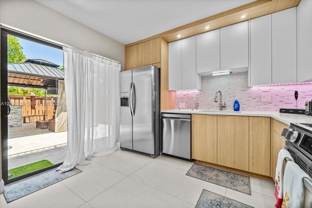 For Sale: $389,000 (2 beds, 2 baths, 1236 Square Feet)