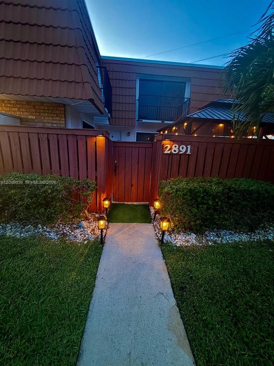 For Sale: $389,000 (2 beds, 2 baths, 1236 Square Feet)