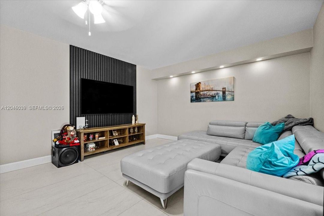 For Sale: $389,000 (2 beds, 2 baths, 1236 Square Feet)