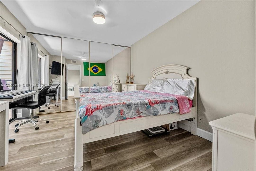 For Sale: $389,000 (2 beds, 2 baths, 1236 Square Feet)