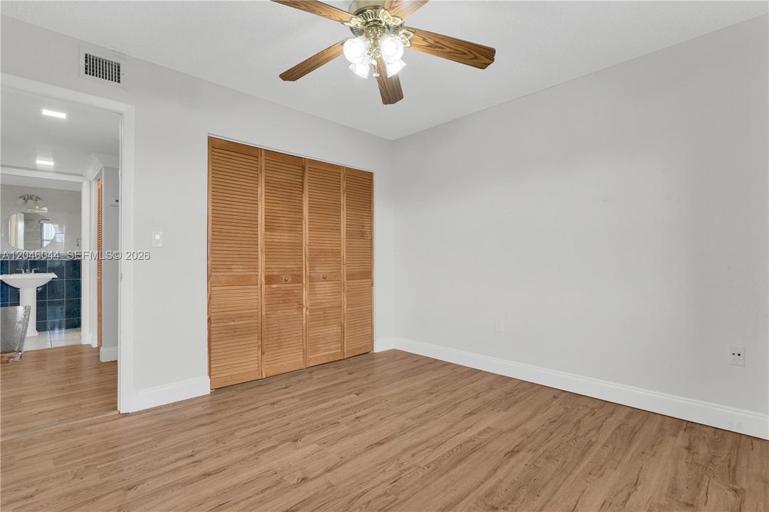 В аренду: $2,300 (2 спален, 2 ванн, 900 Квадратных фут)