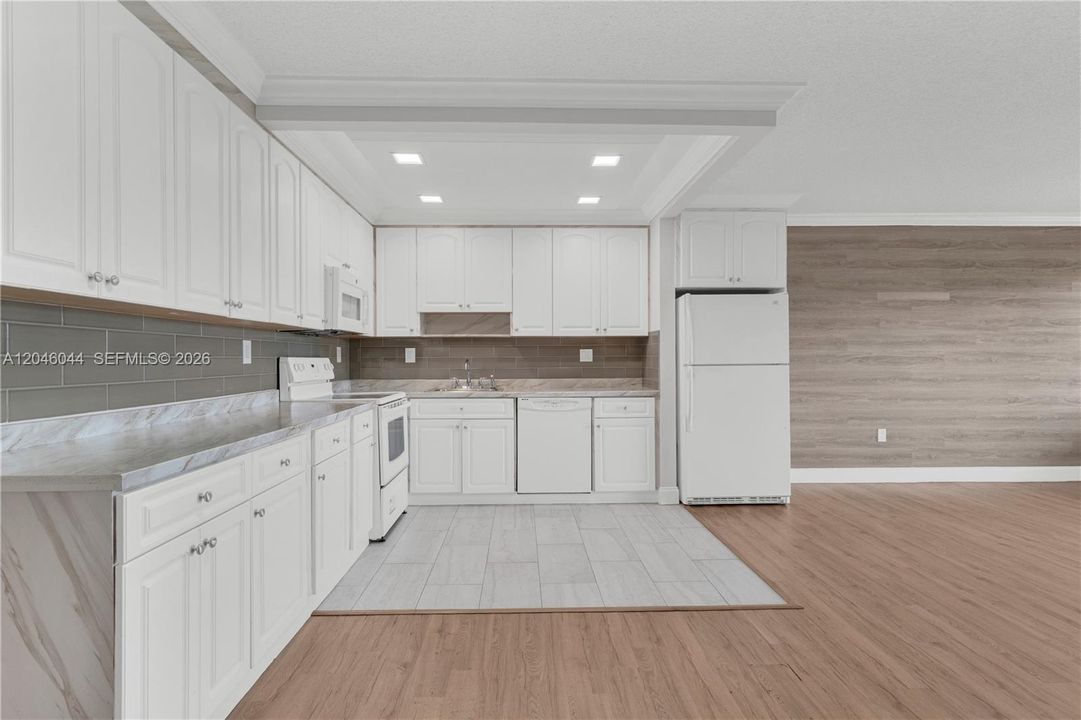 В аренду: $2,300 (2 спален, 2 ванн, 900 Квадратных фут)