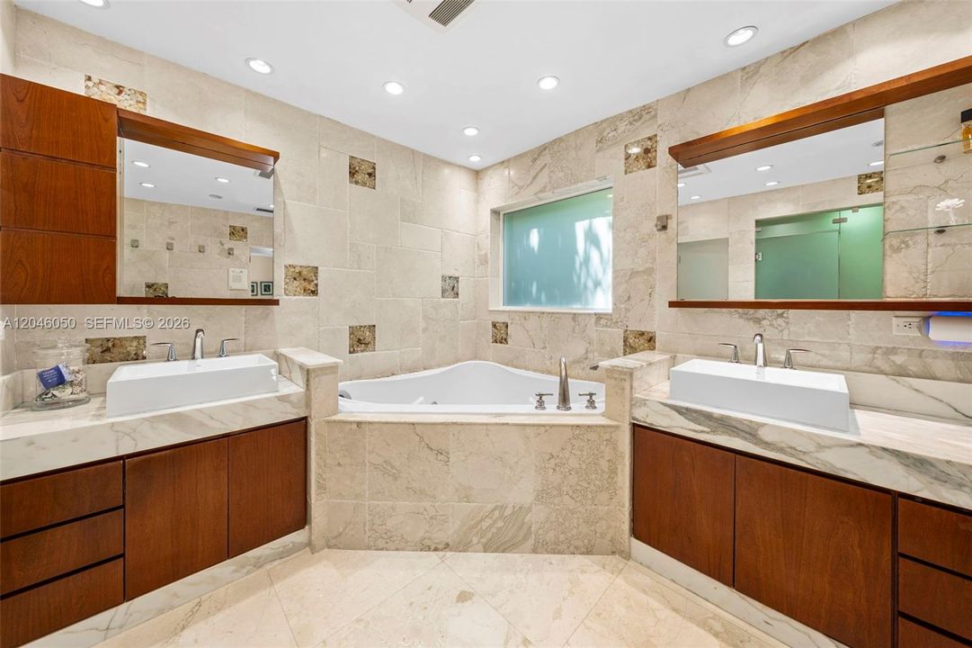 На продажу: $5,499,000 (4 спален, 3 ванн, 2960 Квадратных фут)
