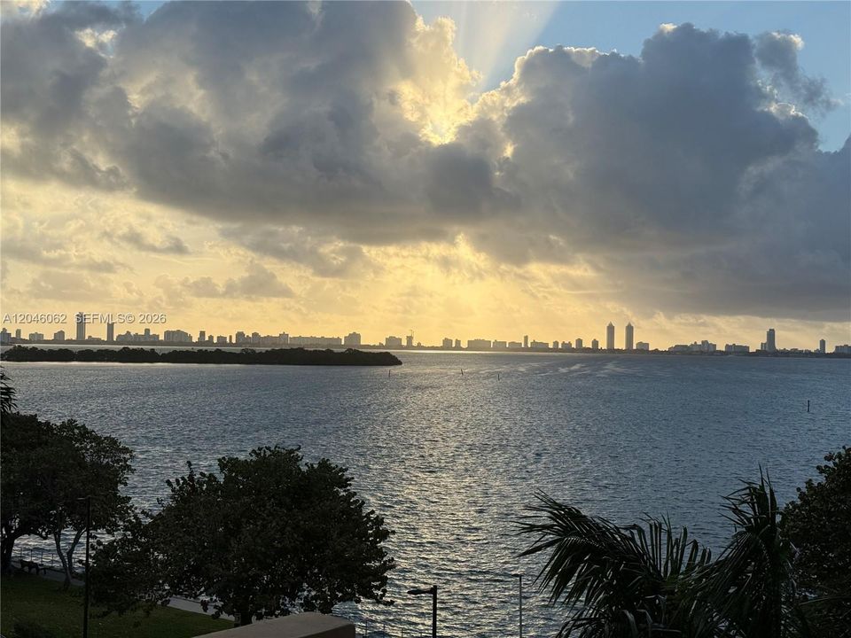 For Rent: $3,000 (1 beds, 1 baths, 831 Square Feet)