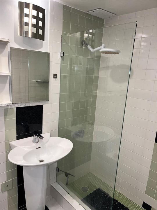 For Rent: $3,000 (1 beds, 1 baths, 831 Square Feet)