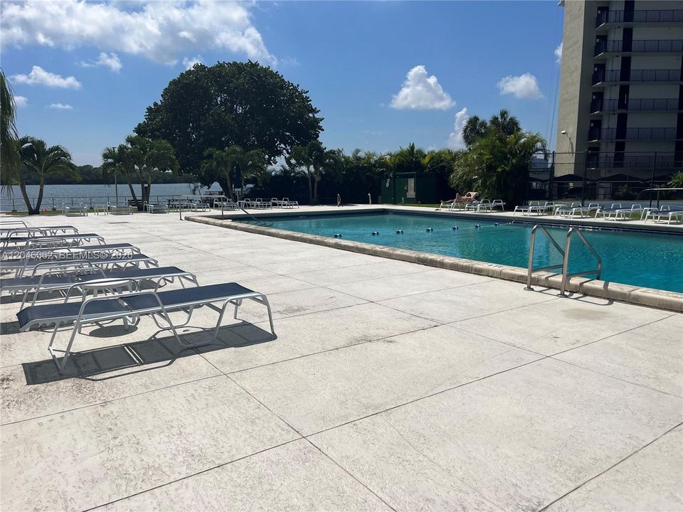For Rent: $3,000 (1 beds, 1 baths, 831 Square Feet)
