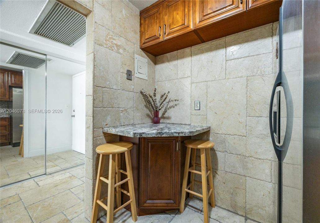 For Rent: $1,825 (1 beds, 1 baths, 820 Square Feet)