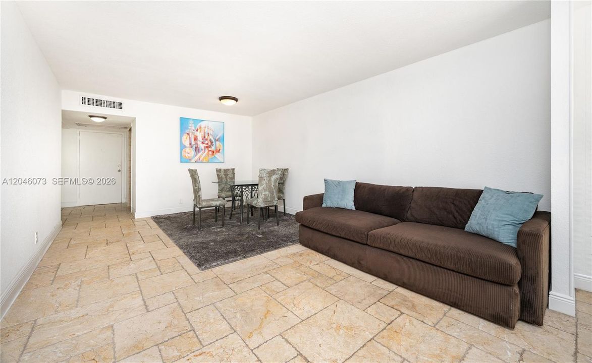 For Rent: $1,825 (1 beds, 1 baths, 820 Square Feet)