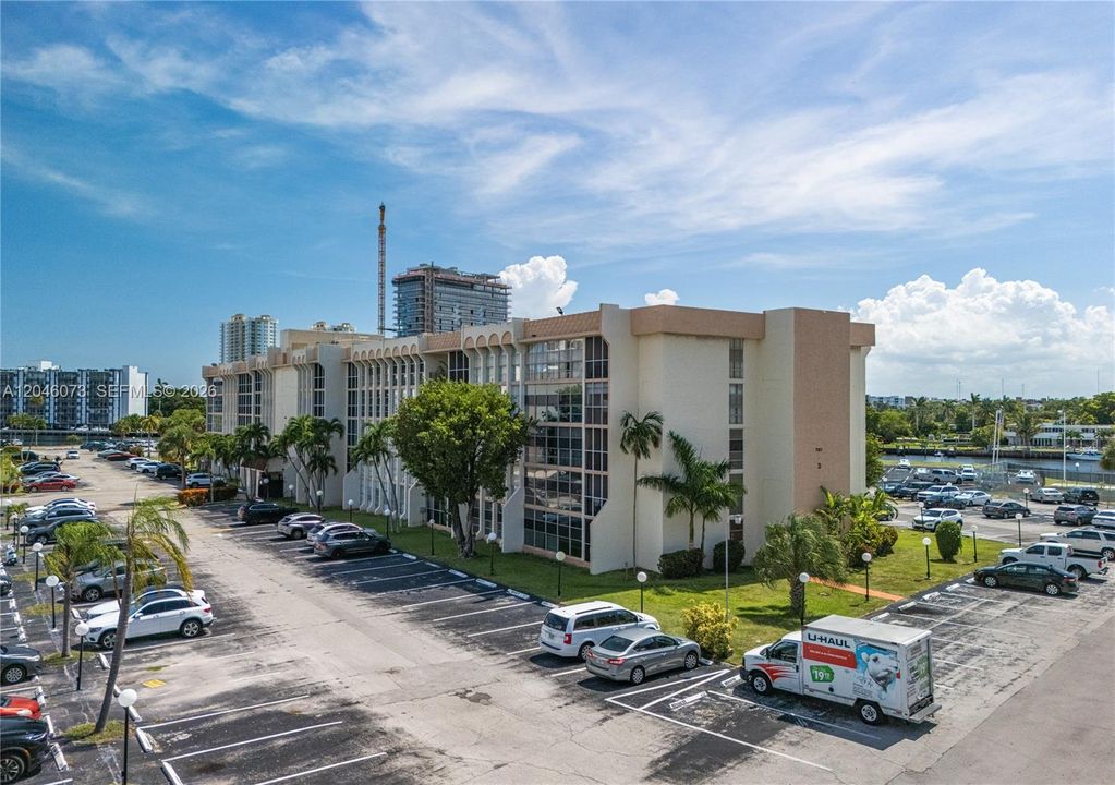 For Rent: $1,825 (1 beds, 1 baths, 820 Square Feet)