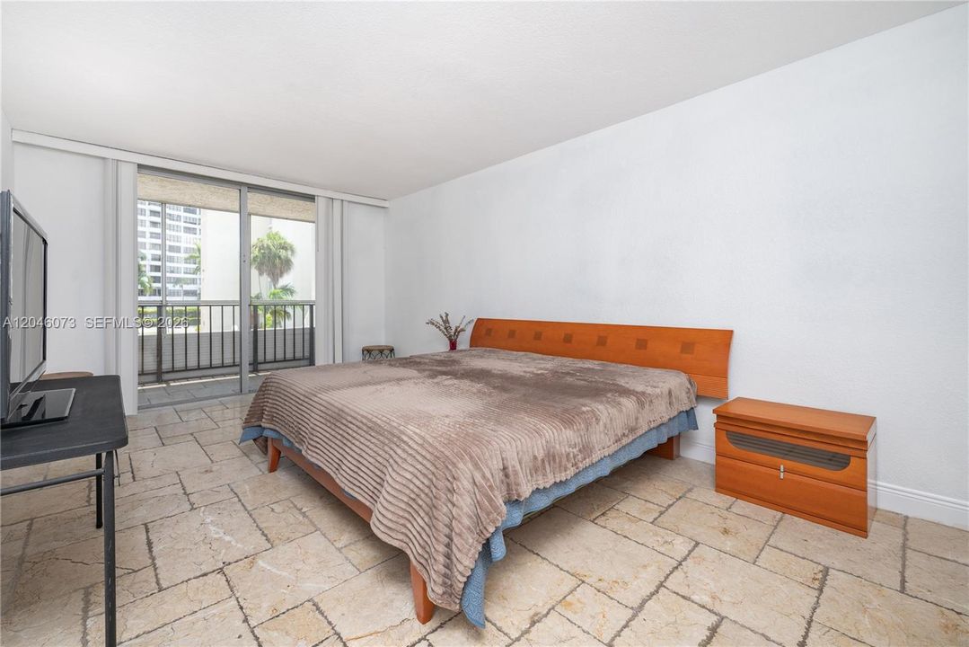 For Rent: $1,825 (1 beds, 1 baths, 820 Square Feet)