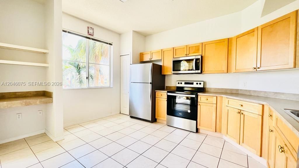 В аренду: $2,600 (2 спален, 2 ванн, 1403 Квадратных фут)