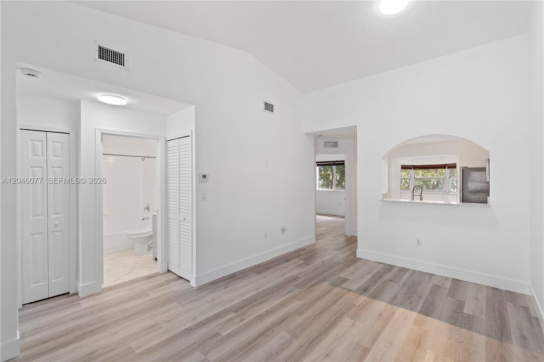 For Rent: $1,850 (2 beds, 2 baths, 815 Square Feet)