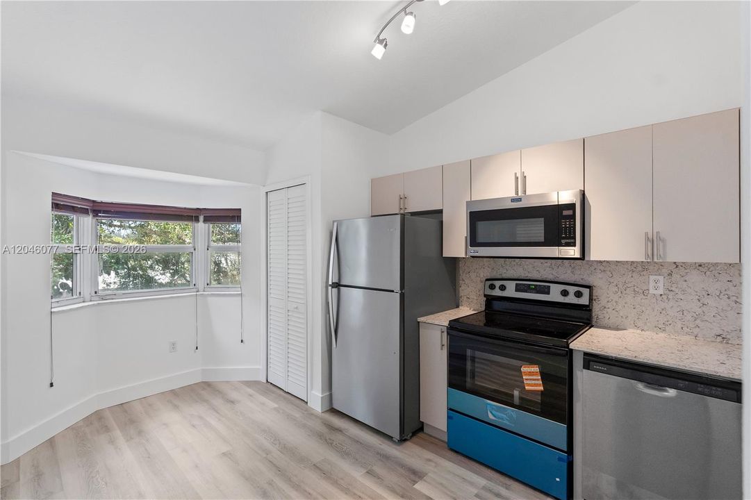 For Rent: $1,850 (2 beds, 2 baths, 815 Square Feet)