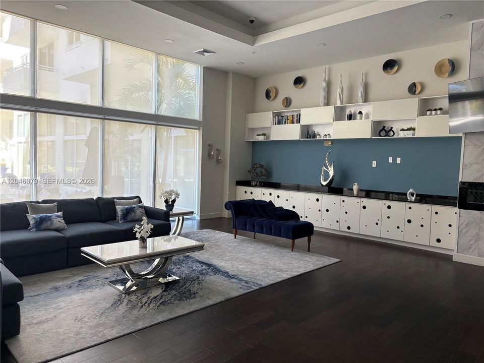 For Sale: $360,000 (1 beds, 1 baths, 754 Square Feet)