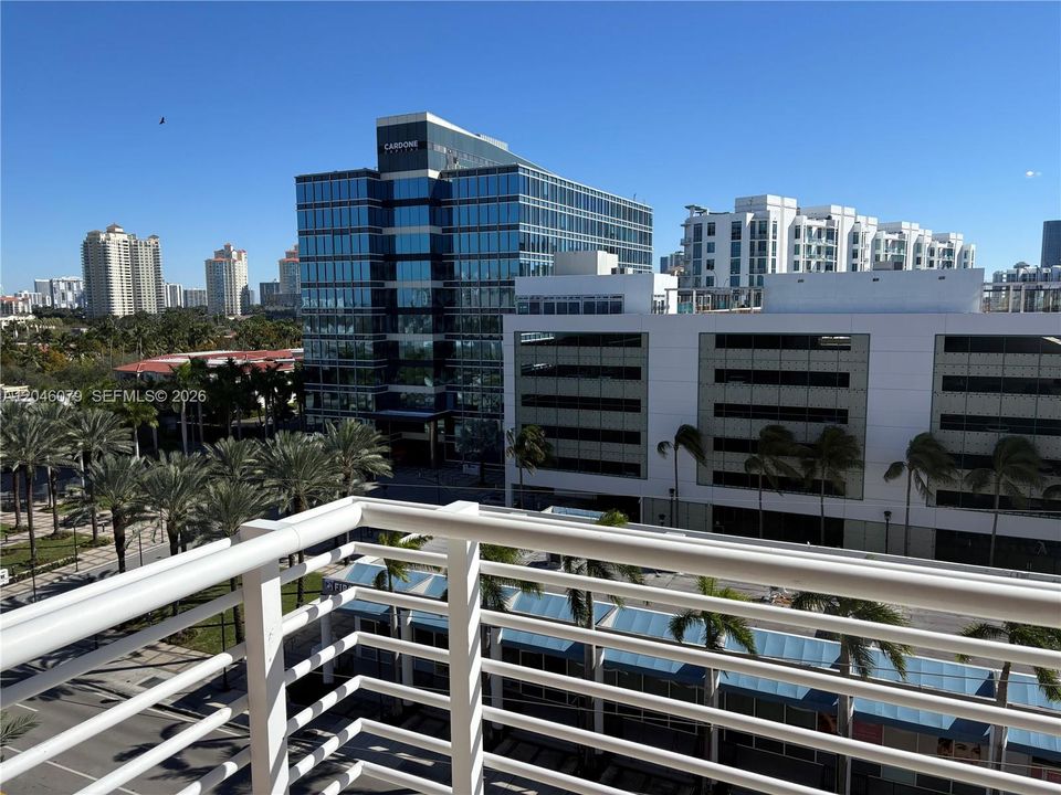 For Sale: $360,000 (1 beds, 1 baths, 754 Square Feet)