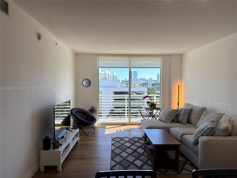 For Sale: $360,000 (1 beds, 1 baths, 754 Square Feet)