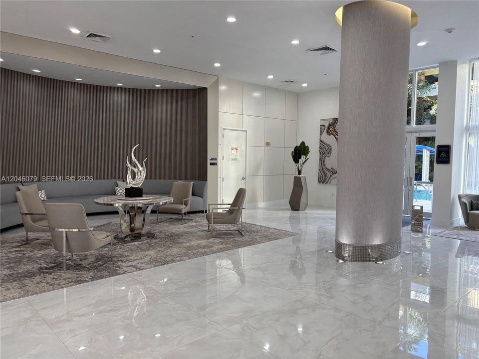 For Sale: $360,000 (1 beds, 1 baths, 754 Square Feet)