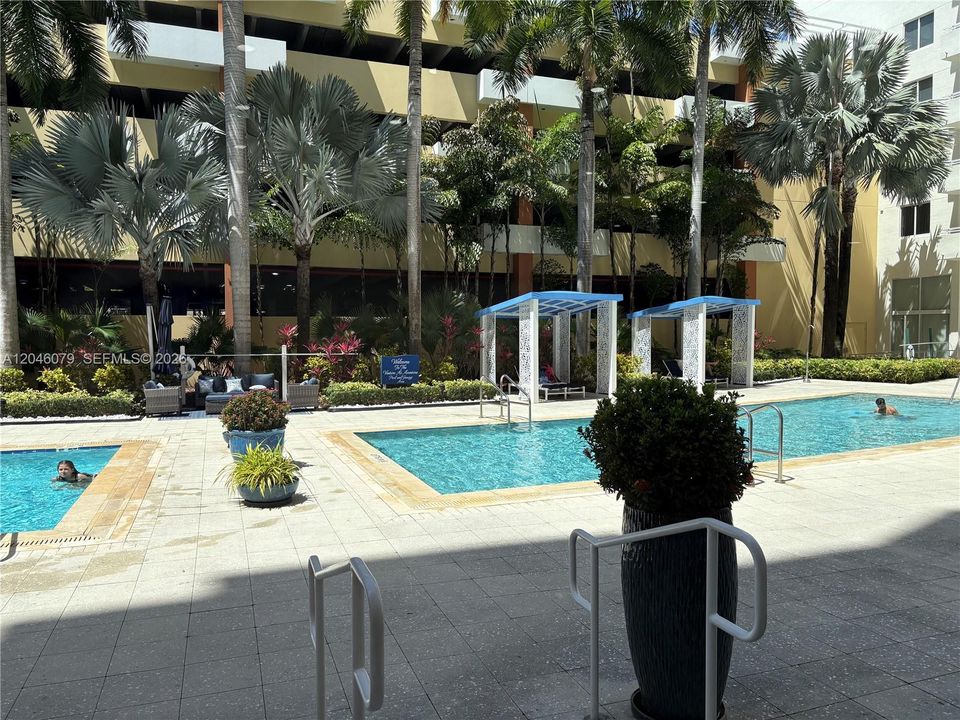For Sale: $360,000 (1 beds, 1 baths, 754 Square Feet)