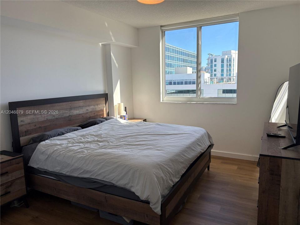 For Sale: $360,000 (1 beds, 1 baths, 754 Square Feet)
