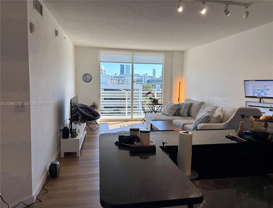 For Sale: $360,000 (1 beds, 1 baths, 754 Square Feet)