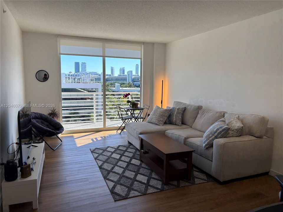 For Sale: $360,000 (1 beds, 1 baths, 754 Square Feet)