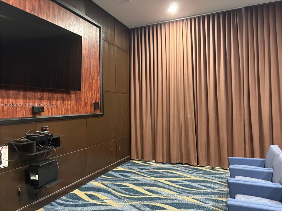 For Sale: $360,000 (1 beds, 1 baths, 754 Square Feet)