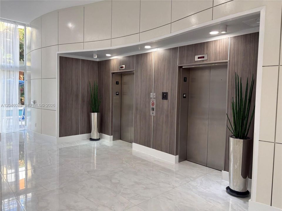 For Sale: $360,000 (1 beds, 1 baths, 754 Square Feet)