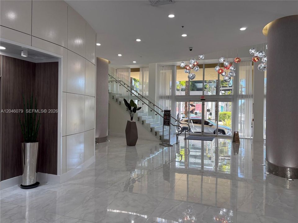 For Sale: $360,000 (1 beds, 1 baths, 754 Square Feet)