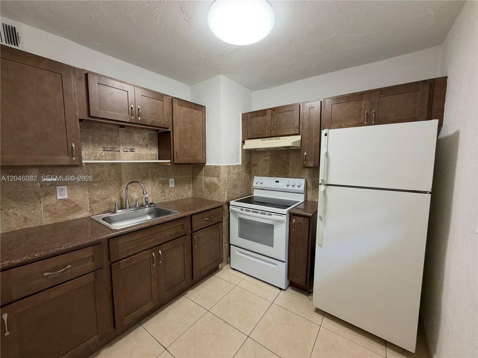 В аренду: $2,200 (2 спален, 2 ванн, 825 Квадратных фут)