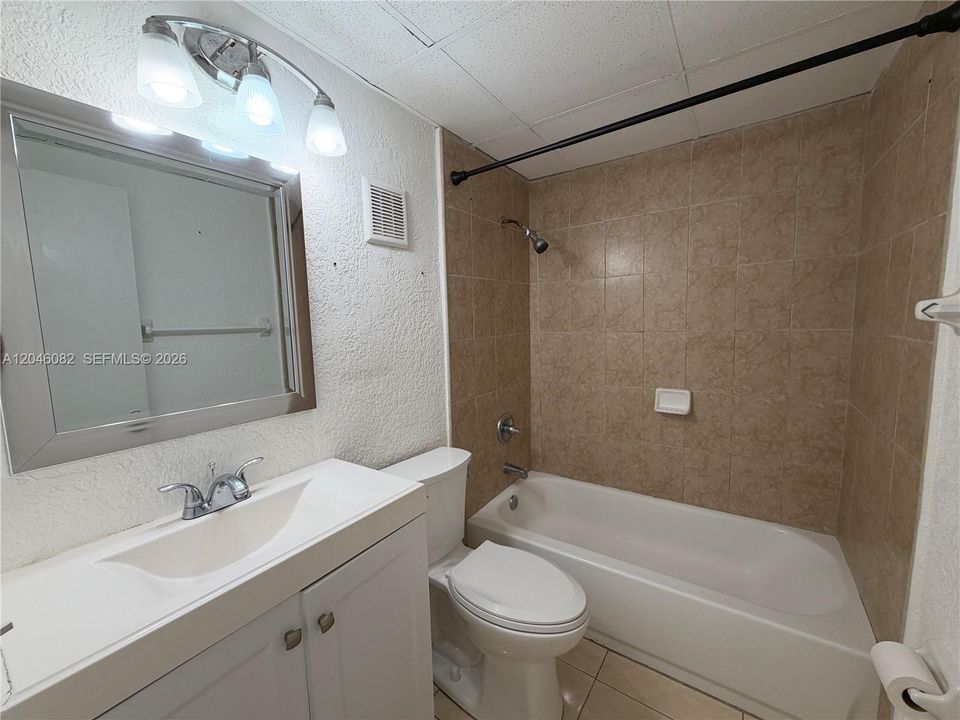 В аренду: $2,200 (2 спален, 2 ванн, 825 Квадратных фут)