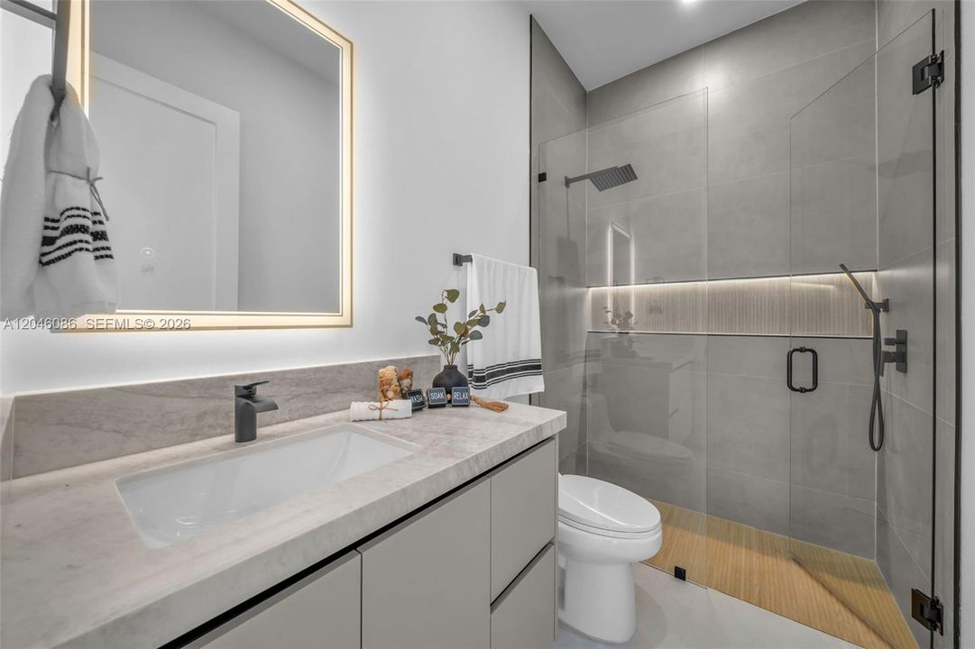 Activo con contrato: $549,900 (4 camas, 3 baños, 1793 Pies cuadrados)