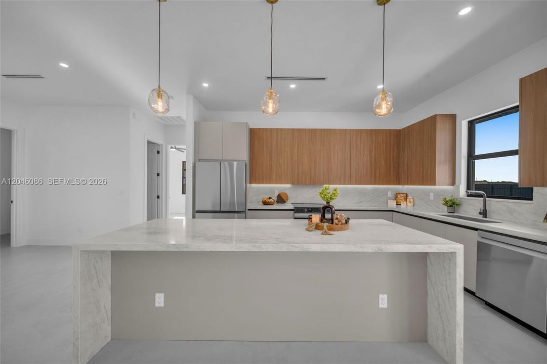 Activo con contrato: $549,900 (4 camas, 3 baños, 1793 Pies cuadrados)