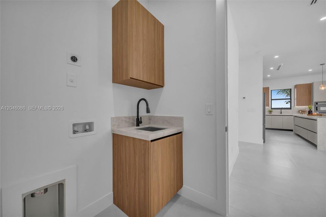 Activo con contrato: $549,900 (4 camas, 3 baños, 1793 Pies cuadrados)