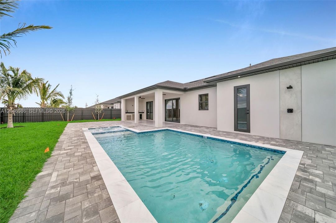 Activo con contrato: $549,900 (4 camas, 3 baños, 1793 Pies cuadrados)
