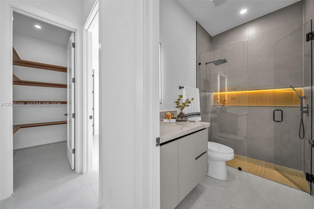 Activo con contrato: $549,900 (4 camas, 3 baños, 1793 Pies cuadrados)