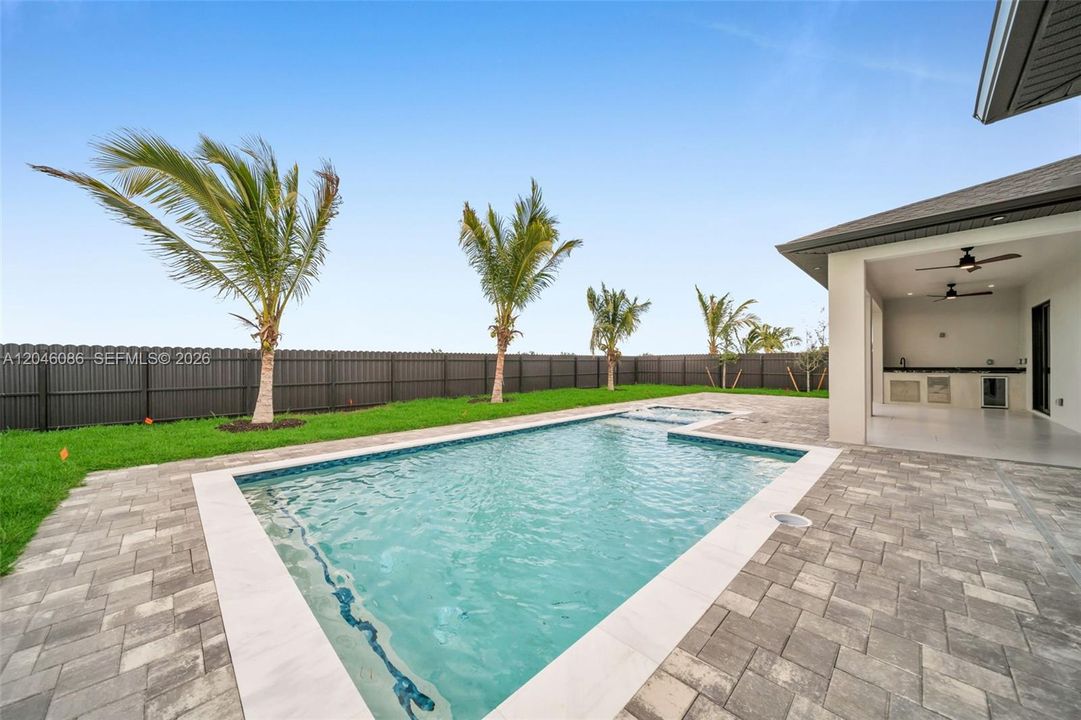 Activo con contrato: $549,900 (4 camas, 3 baños, 1793 Pies cuadrados)