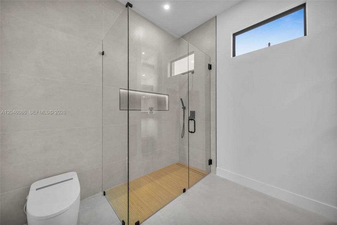 Activo con contrato: $549,900 (4 camas, 3 baños, 1793 Pies cuadrados)