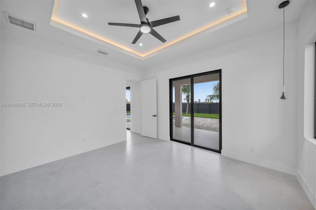 Activo con contrato: $549,900 (4 camas, 3 baños, 1793 Pies cuadrados)