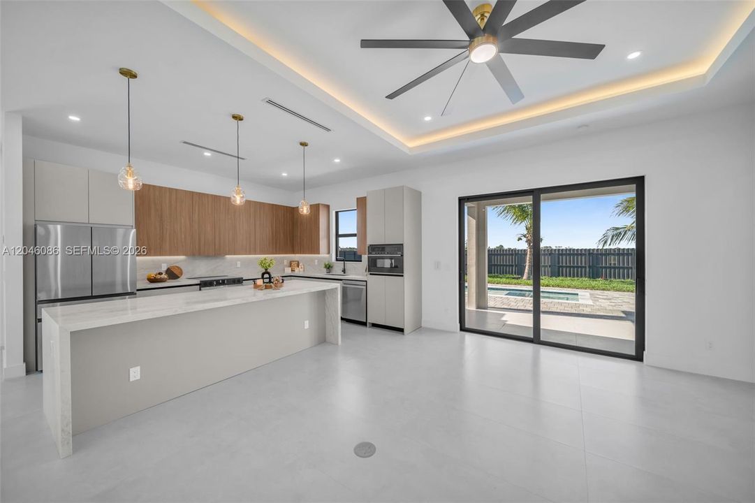 Activo con contrato: $549,900 (4 camas, 3 baños, 1793 Pies cuadrados)