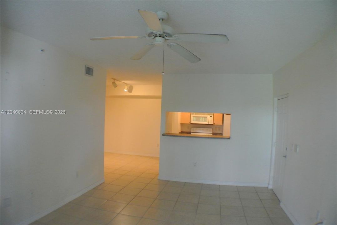 出租: $2,100 (1 贝兹, 1 浴室, 730 平方英尺)