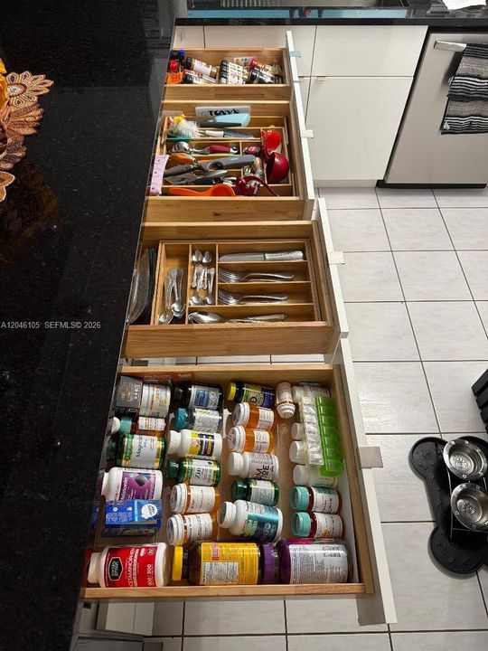 CUSTOMES DRAWER ORGANIZER