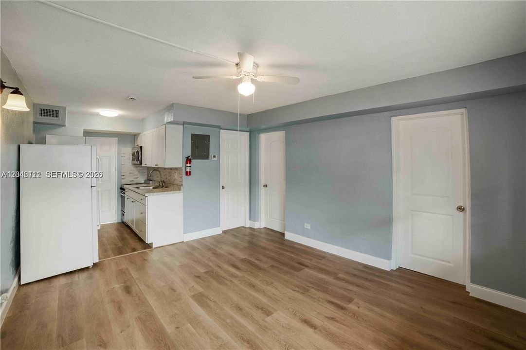 For Rent: $1,950 (2 beds, 1 baths, 1238 Square Feet)
