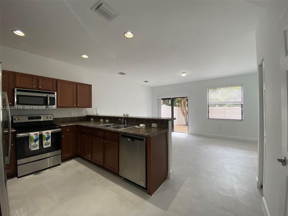 For Rent: $3,350 (3 beds, 2 baths, 1545 Square Feet)