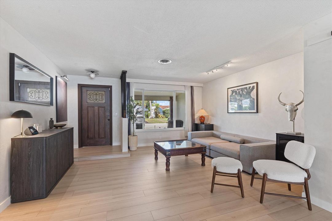 entry / living
