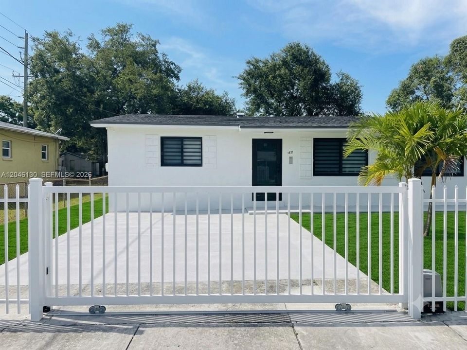 For Rent: $2,750 (2 beds, 1 baths, 1740 Square Feet)