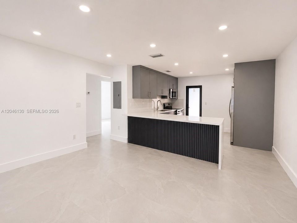 For Rent: $2,750 (2 beds, 1 baths, 1740 Square Feet)