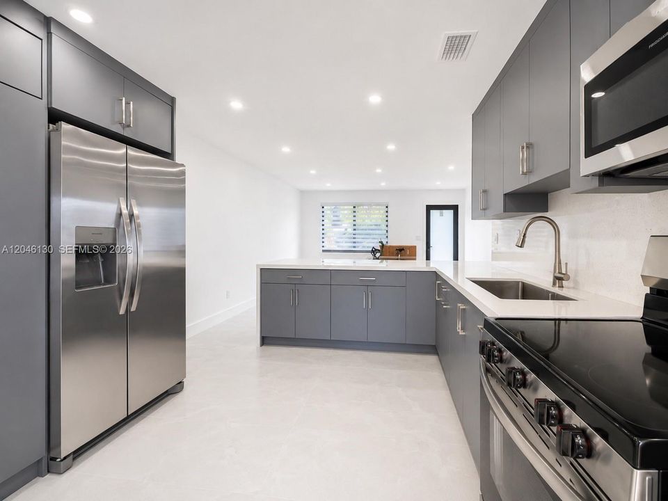 For Rent: $2,750 (2 beds, 1 baths, 1740 Square Feet)